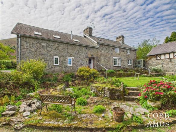 5 bed property, in Llanwrthwl, £485,000