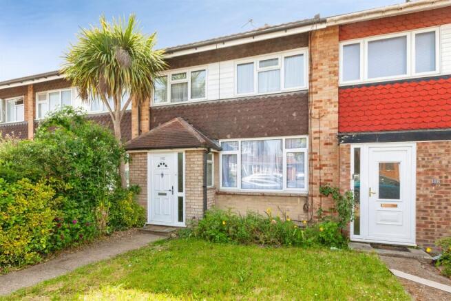 4 bed property, in Parlaunt Road, £495,000
