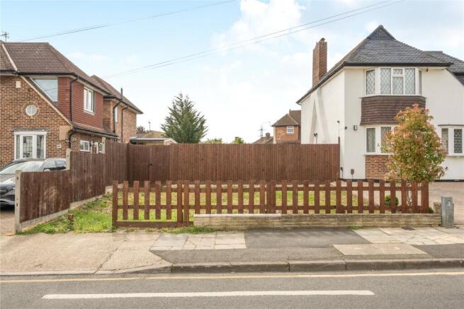 Land, in Motspur Park, £675,000