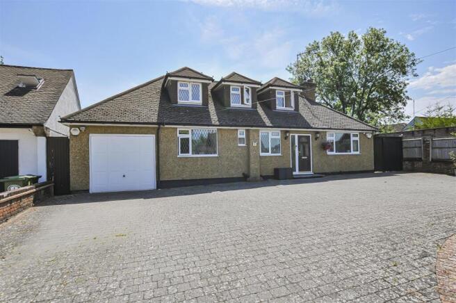 4 bed property, in Woodside Road, £825,000