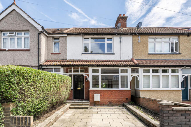 2 bed property, in Gander Green Lane, £450,000