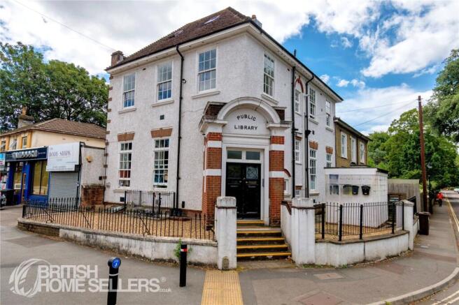 1 bed property, in Oak Road, £130,000