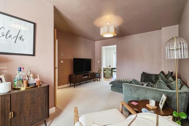 2 bed property, in Chapman Road, £270,000