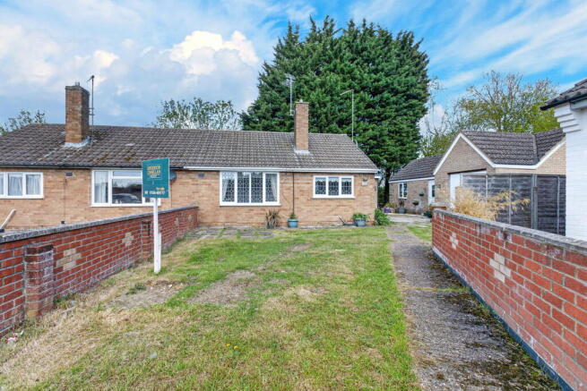 2 bed property, in Berryfield Road, £260,000