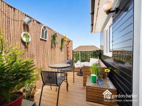 2 bed property, in Wimborne Road, £170,000