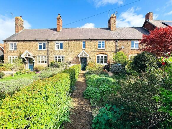 2 bed property, in The Cottages, £284,000