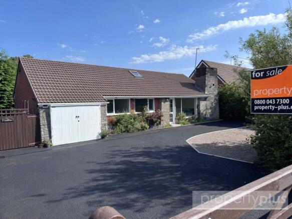 3 bed property, in Conifers, £395,000