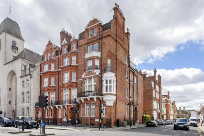 2 bed property, in Pont Street, £995,000