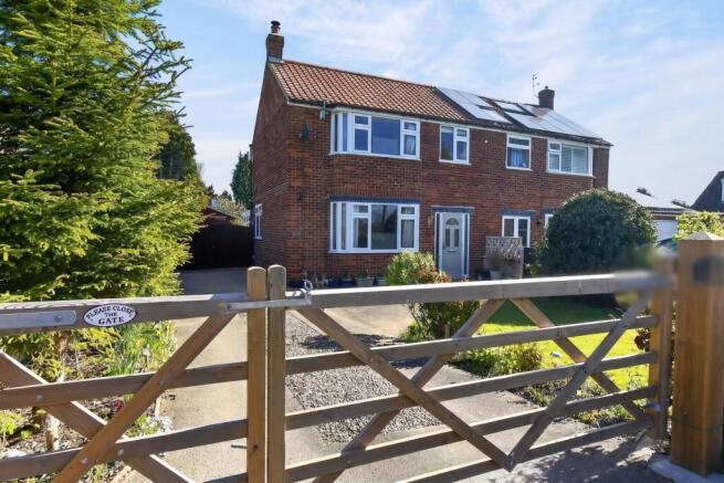 3 bed property, in Hopgrove Lane North, £450,000