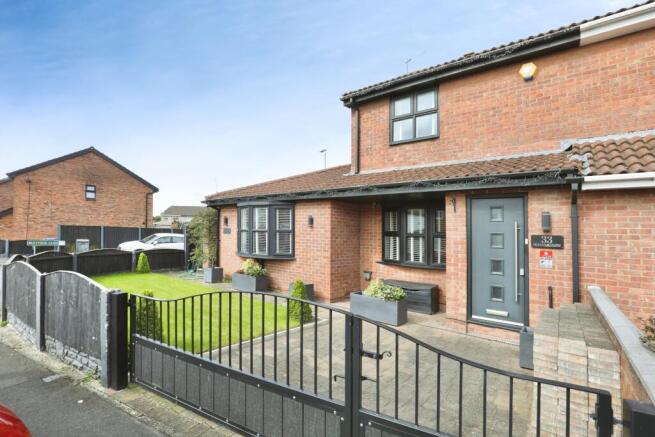 2 bed property, in Beattock Close, £250,000