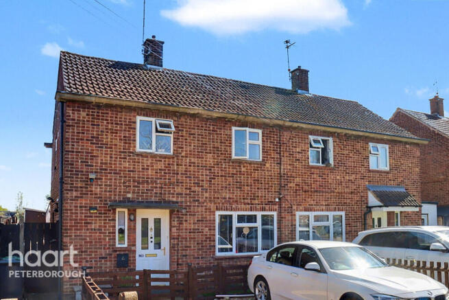 2 bed property, in Central Avenue, £220,000