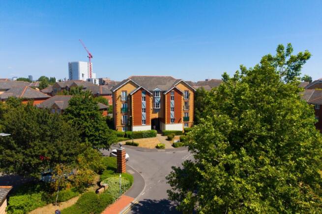 1 bed property, in Campbell Drive, £127,950