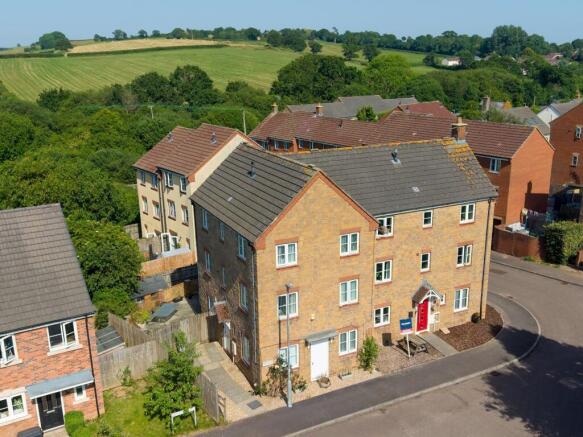 5 bed property, in Shambles Drive, £310,000