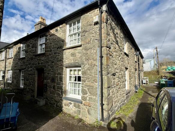 3 bed property, in 1 Minafon Terrace, £197,500