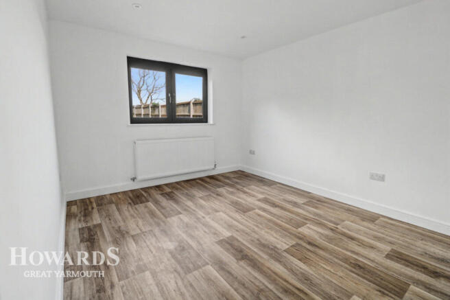3 bed property, in Beach Road, £350,000