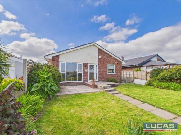 2 bed property, in Lon Cedric, £297,500