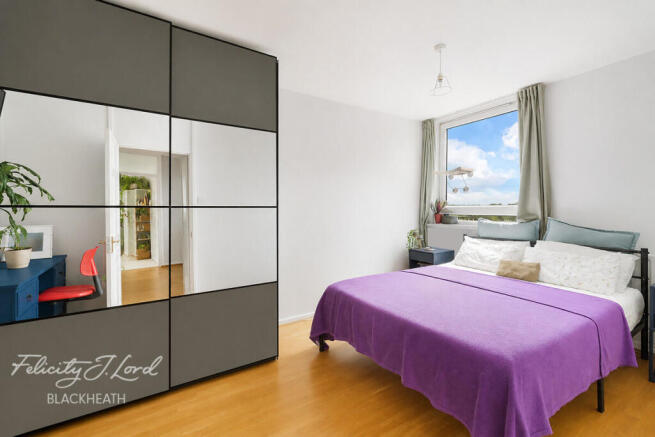 2 bed property, in Samuel Street, £180,000