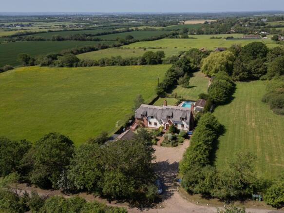 4 bed property, in South Avenue, £1,300,000