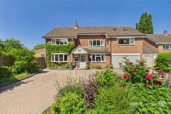 5 bed property, in Main Street, £900,000