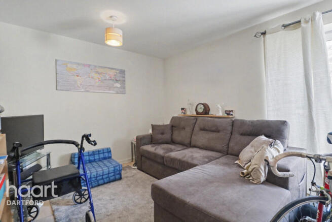 2 bed property, in Macarthur Close, £240,000