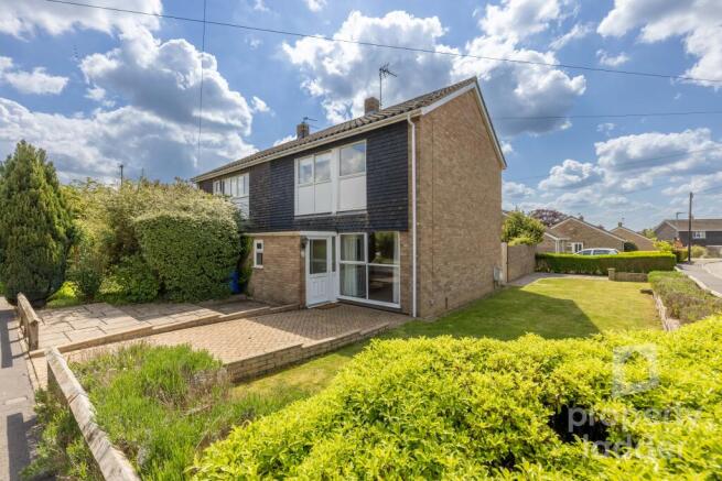 3 bed property, in Three Corner Drive, £270,000