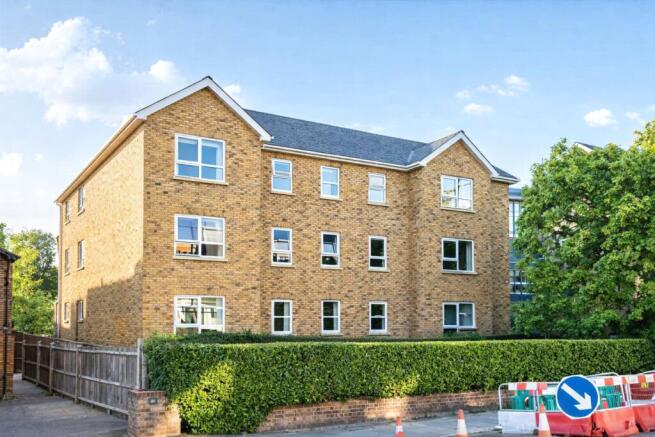 2 bed property, in Wood Vale, £210,000
