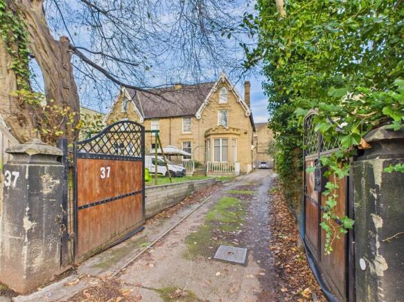 7 bed property, in Broomgrove Road, £775,000