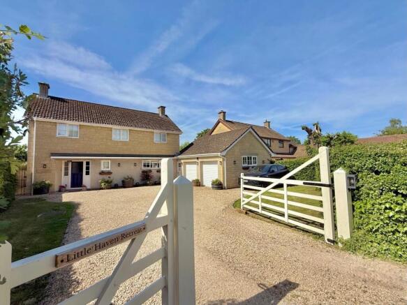 4 bed property, in Little Somerford, £835,000