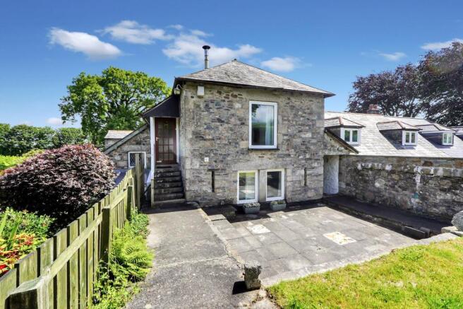 2 bed property, in Upton Cross, £200,000
