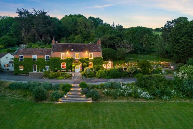 6 bed property, in Character Home, £800,000