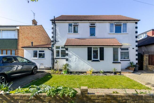 4 bed property, in Acacia Avenue, £985,000
