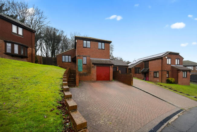 4 bed property, in Swallow Rise, £440,000