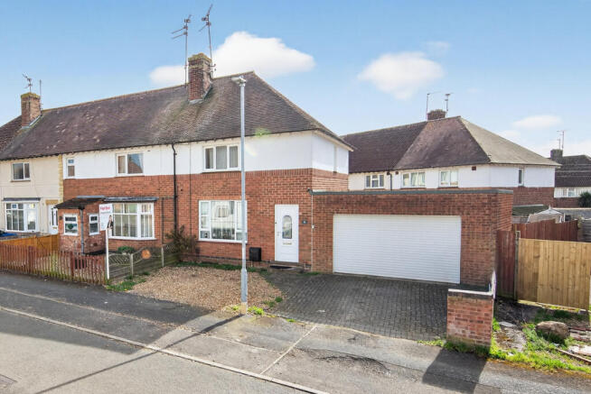 2 bed property, in Cherry Road, £230,000