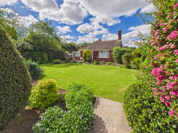 3 bed property, in Hollyfield, £345,000