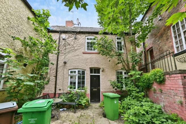2 bed property, in Hamilton Place, £75,000