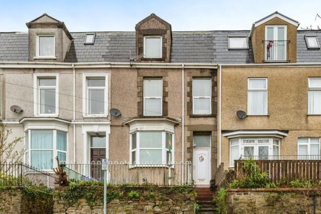 4 bed property, in Woodlands Terrace, £190,000
