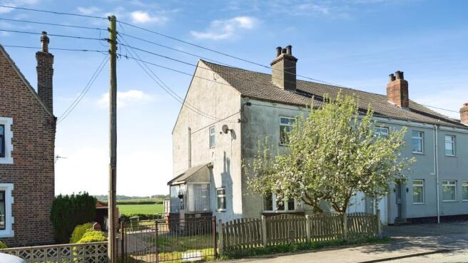 3 bed property, in Wakefield Road, £122,000
