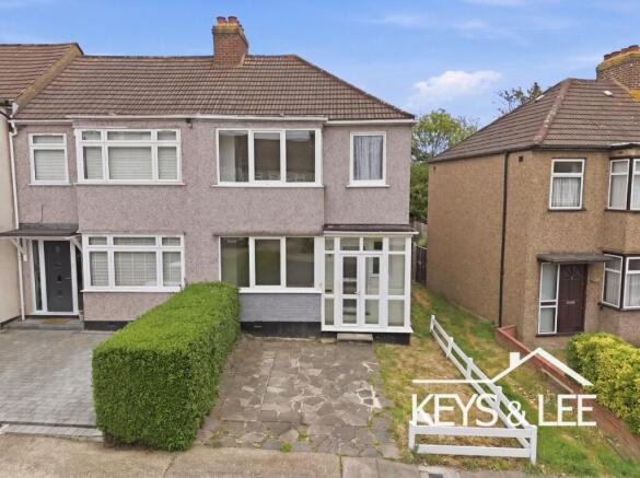 3 bed property, in Hillfoot Avenue, £450,000