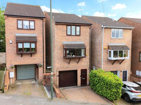 2 bed property, in Mapperley Rise, £240,000