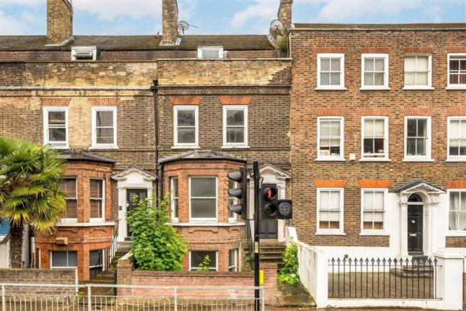 4 bed property, in Greenwich High Road, £800,000