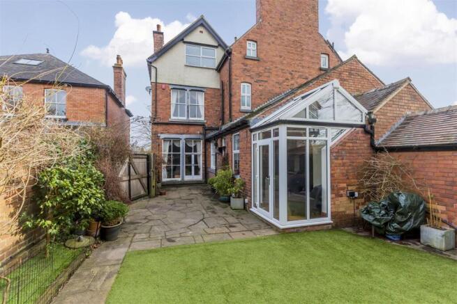 6 bed property, in Spencer Avenue, £550,000