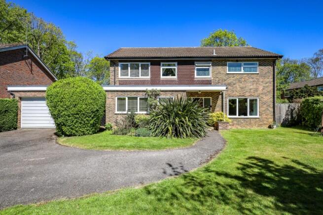 4 bed property, in Highfield Gardens, £900,000