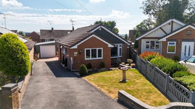 2 bed property, in Meadow Way, £325,000