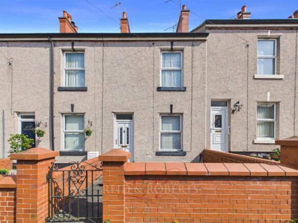 2 bed property, in Albert Street, £125,000