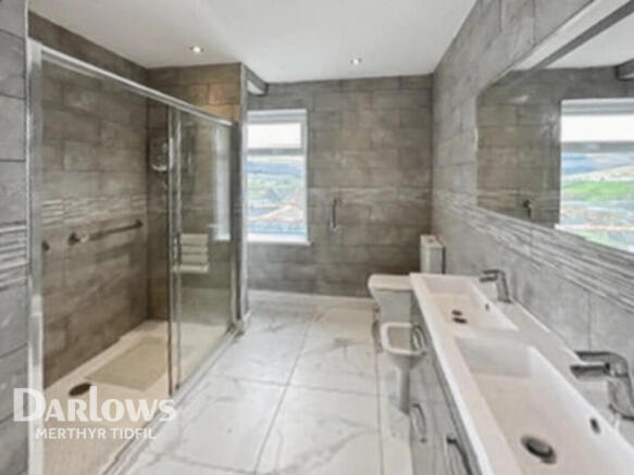 3 bed property, in Farm Road, £420,000