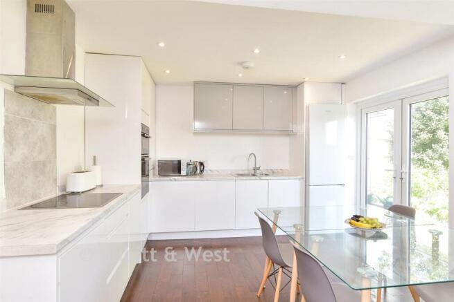 4 bed property, in Rosebery Avenue, £575,000