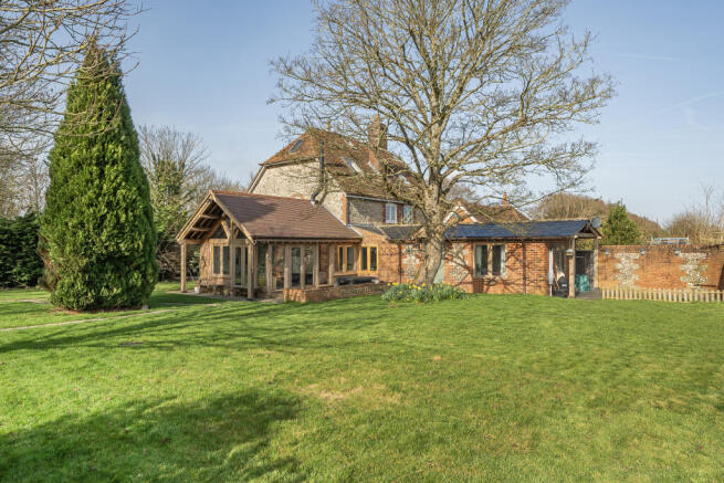 3 bed property, in Basingstoke Road, £745,000