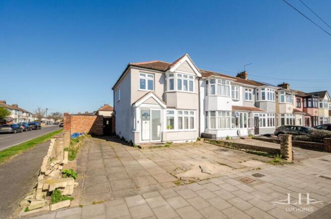 3 bed property, in Upper Rainham Road, £675,000