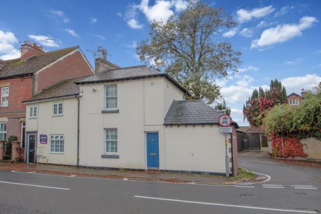 1 bed property, in Boreham Road, £150,000