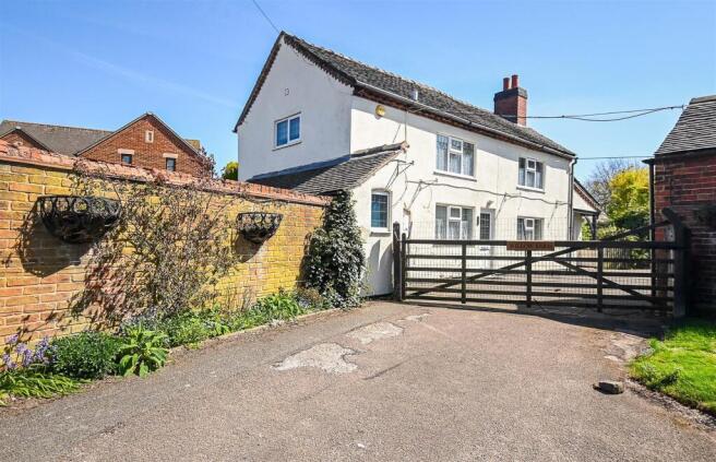4 bed property, in Willow Farm, £895,000
